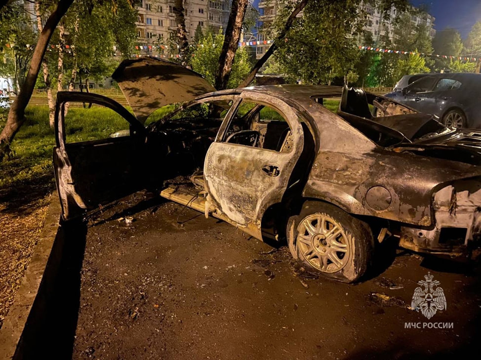 Ночью в Иркутске некто устроил огненное шоу – реквизитом стали автомобили и мотоцикл