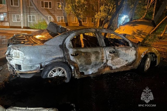 Неизвестный поджёг несколько машин в микрорайоне Первомайский в Иркутске