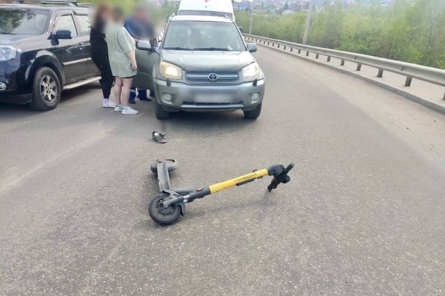 Подросток на электросамокате попал под колеса иномарки в Иркутске