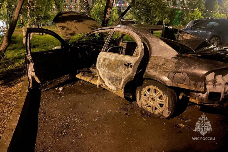 В микрорайоне Первомайском неизвестные подожгли мотоцикл и три автомобиля