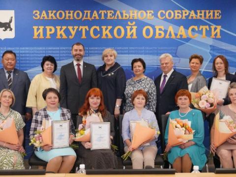 Депутаты ЗакСобрания Иркутской области поздравили соцработников