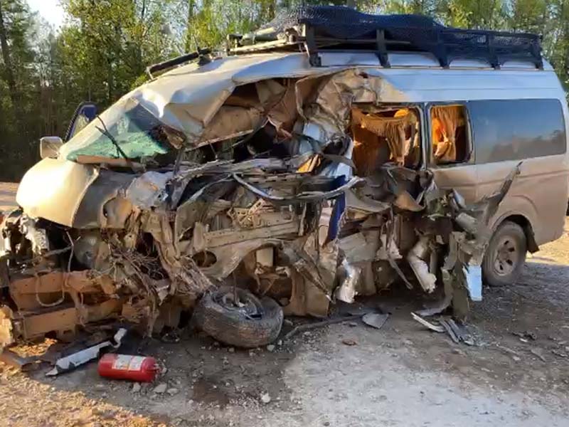 Три человека погибли при столкновении микроавтобуса и грузовика в Жигаловском районе