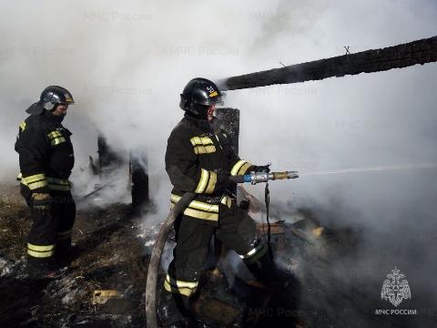 Три жилых дома спасли пожарные за ночь в Иркутской области