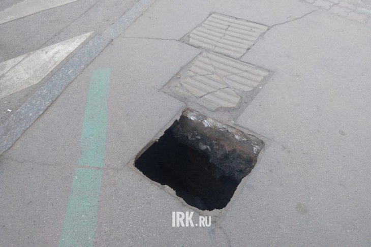 На углу Ленина и Горького в тротуаре образовалась дыра из-за провала асфальта