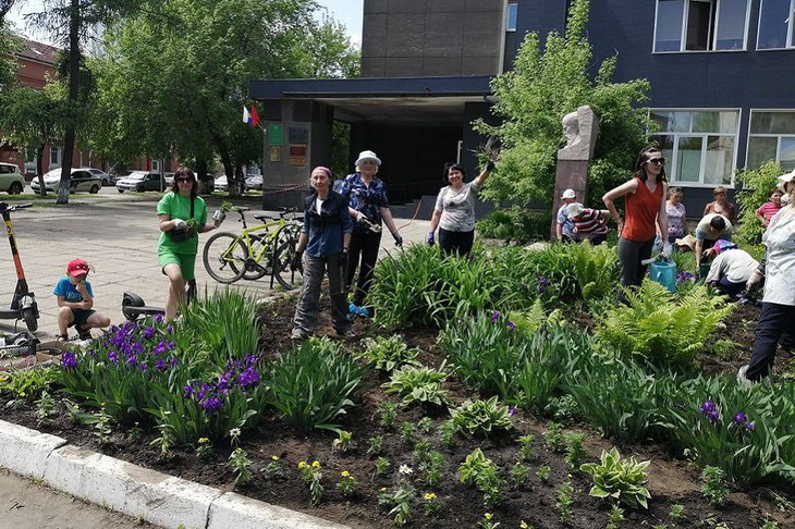 Участники городского клуба садоводов высадили цветы на клумбу в центре Иркутска