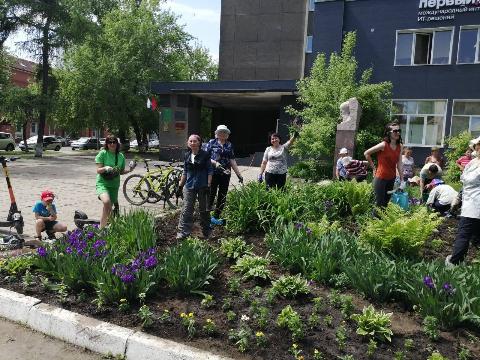 Иркутские садоводы высадили цветы на клумбу в центре города
