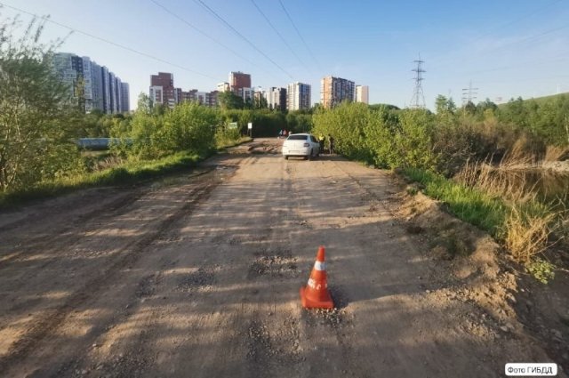 8-летняя девочка выпала из салона автомобиля во время движения в Иркутске