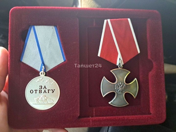 В Тайшетском районе сёстрам погибшего бойца Николая Позднякова вручили Орден Мужества