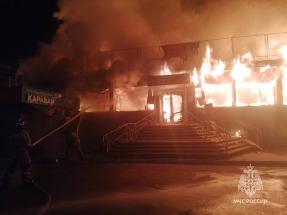 Ночью в Усолье-Сибирском сгорели кафе и торговый центр