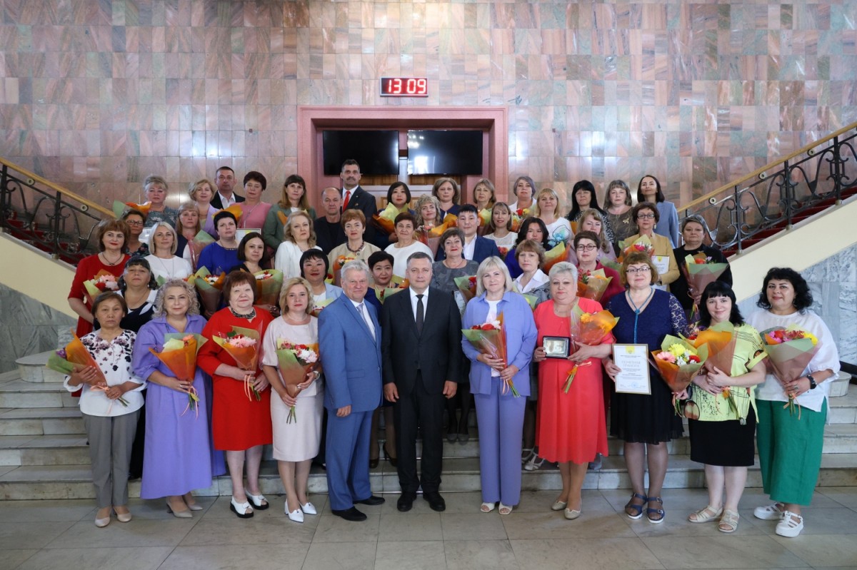 Лучших работников учреждений соцобслуживания наградили в Иркутской области