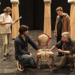 Спектакль «Двенадцать стульев» (16+) поставят в Иркутском драмтеатре
