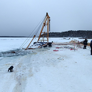 Еще два трактора ушли под лед на реке Лене в Киренском районе