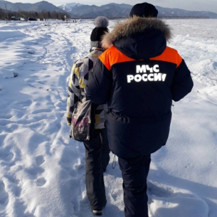 В Байкальске девушку-инвалида спасли от провала под лед