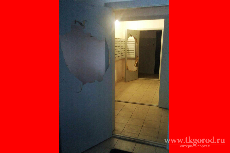 В Братске в новостройке для переселенцев из аварийного жилья выломали двери в подъезде