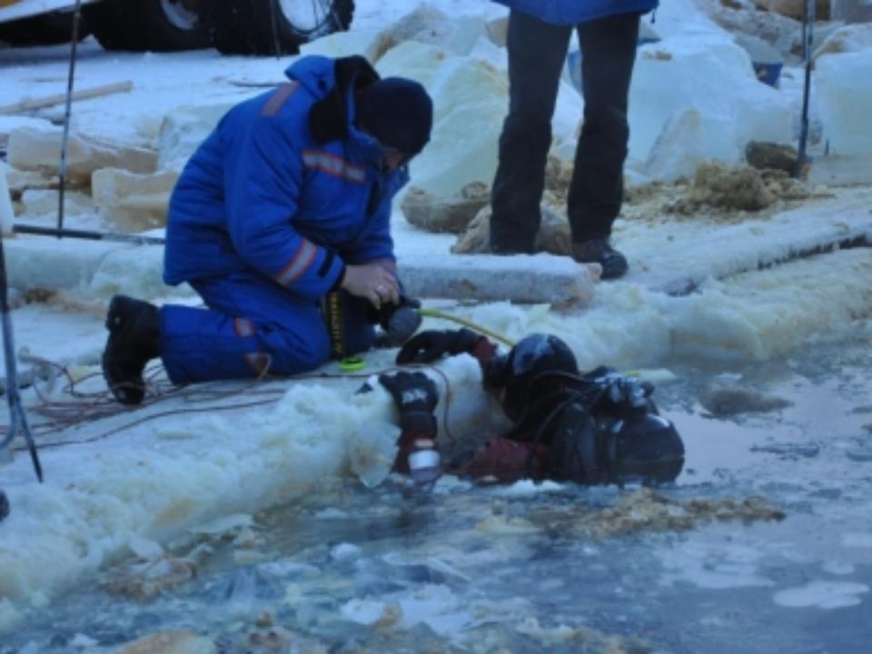 Морозы осложняют проведение работ в месте провала под лед тяжелой техники в Киренском районе Прибайкалья