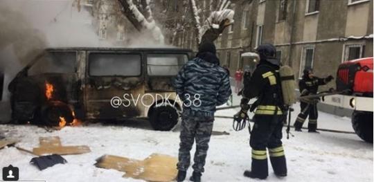 МЧС назвали причину возгорания машины в Иркутске, в котором погиб человек