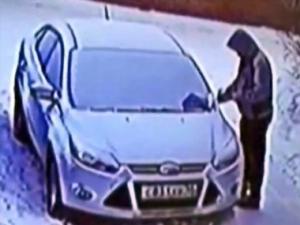 В Иркутске полицейские разыскивают поджигателя автомобиля Ford Focus