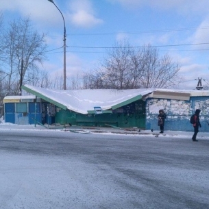 В Братске автобус врезался в остановку, пострадала женщина