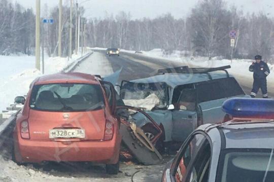 Четыре человека пострадали при столкновении иномарки и ВАЗа в Иркутской области