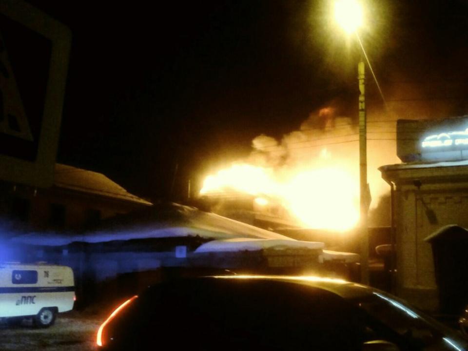 Крупный пожар произошел ночью в центре Иркутска на улице Карла Маркса (ВИДЕО)