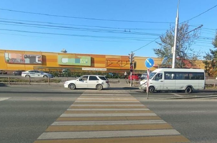 Два пешехода и пассажир маршрутки пострадали в ДТП на улице Сергеева