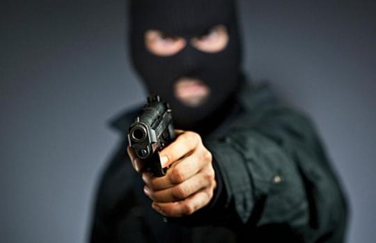 В Иркутске продавщица дала отпор грабителю с пистолетом