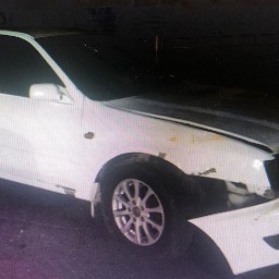 В Шелехове пьяный мужчина за рулем Toyota Camry сбил ограждение у стелы «Серп и молот»
