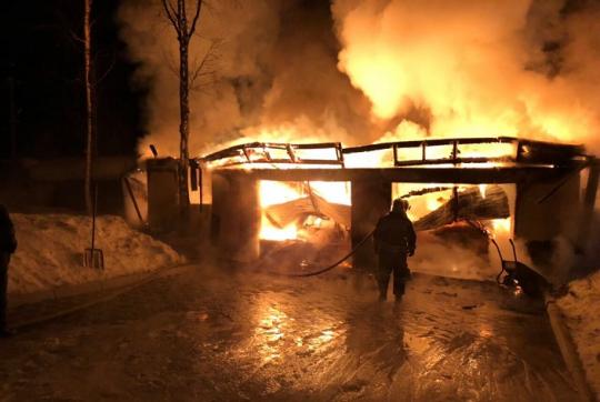 Два автомобиля выгорели в Иркутске, еще два – на Байкальском тракте