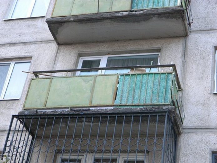 В Иркутской области женщина заступилась за инвалида и вытолкнула обидчика с балкона