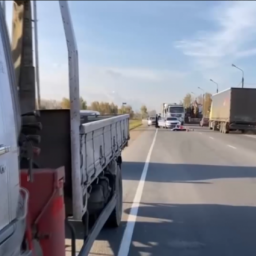 Водитель большегруза насмерть сбил пешехода на трассе «Сибирь»