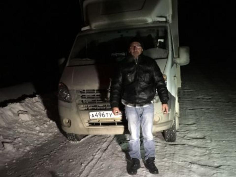 Под Братском полицейские спасли от замерзания водителя из Казани