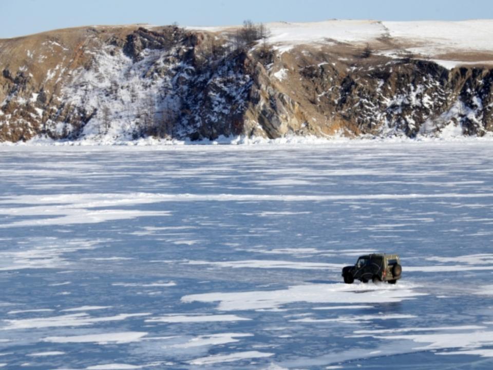 В Иркутской области спасатели блокируют нелегальные выезды на лед Байкала