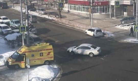 В Иркутске легковой автомобиль протаранил машину скорой помощи с пациентом