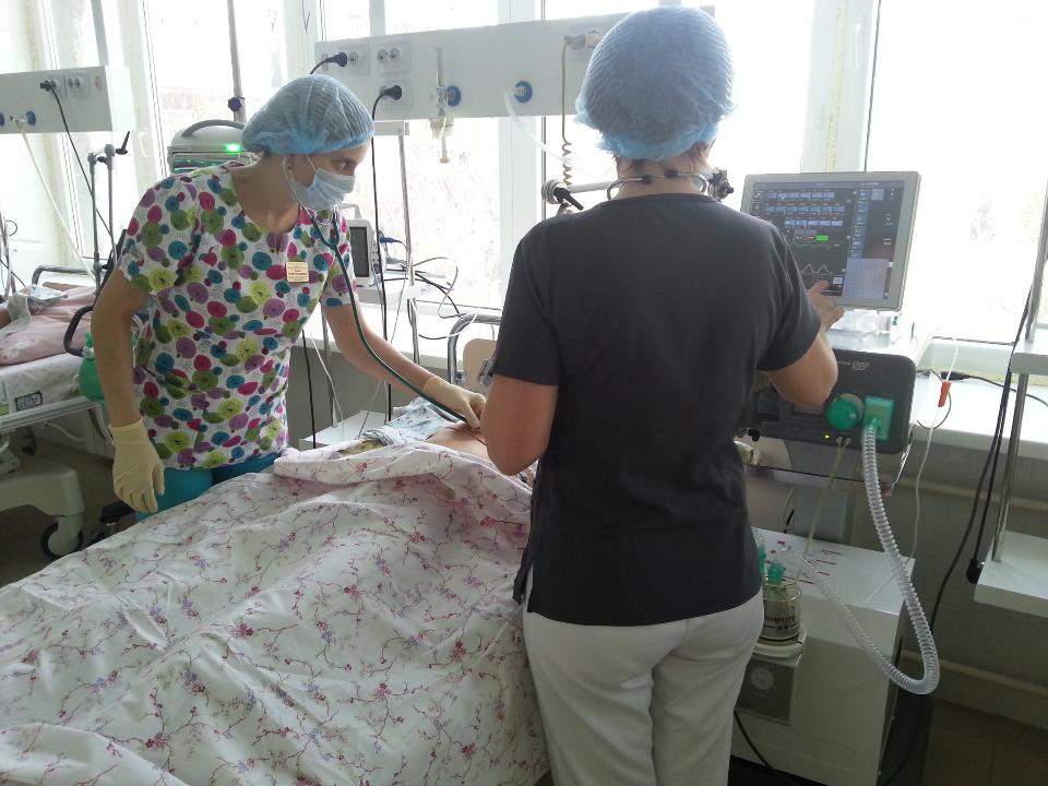 Сломавший позвоночник на соревнованиях по борьбе подросток остается в тяжелом состоянии в иркутской больнице