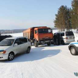 В Октябрьском трёх водителей оштрафовали за выезд на лёд вне переправ