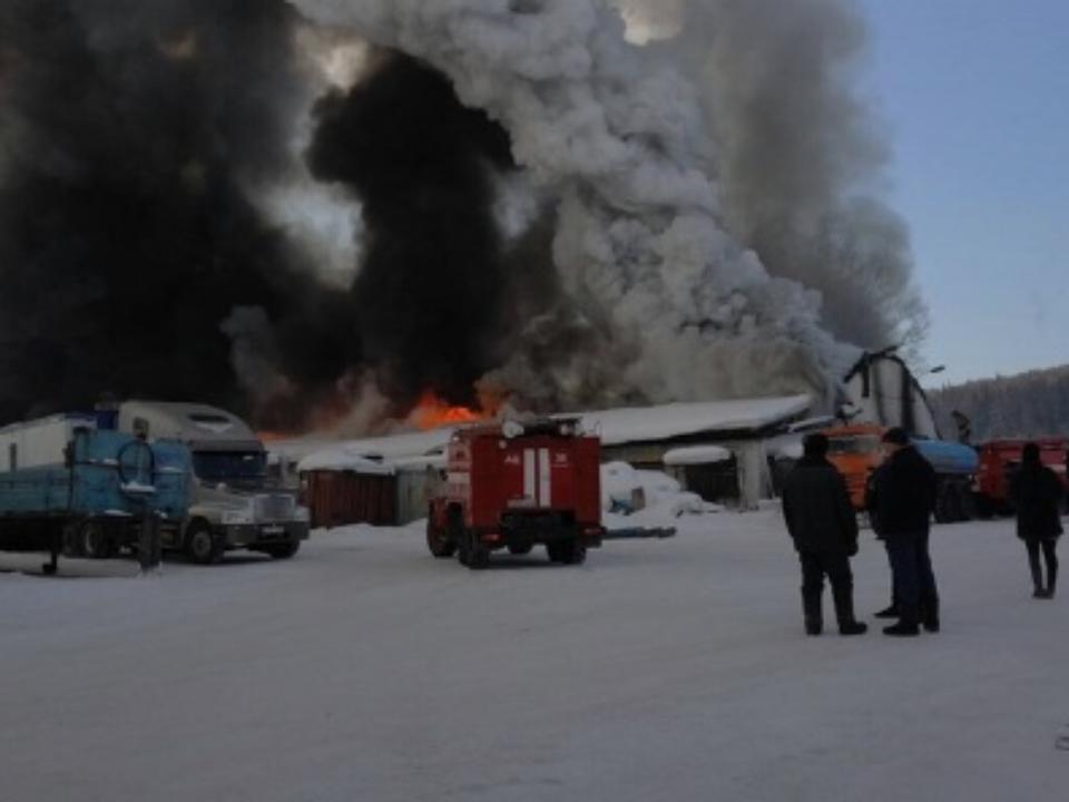 Бокс производственной базы горит в Усть-Куте