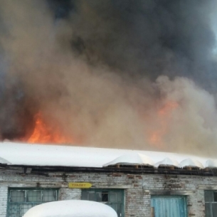Гаражный бокс с грузовой техникой горел в Усть-Куте