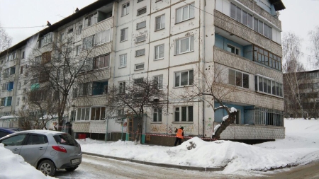 Очистка крыш многоквартирных домов и административных зданий от снега продолжится в Иркутске до конца марта