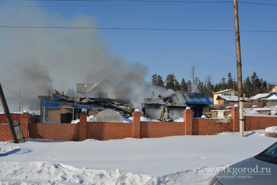 На галачинских коттеджах в Братске горит крыша жилого дома