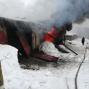 В Усть-Илимске больше четырех часов тушили пожар в гаражном кооперативе