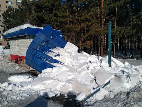 В Саянске упавшая крыша автобусной остановки чуть не убила женщину