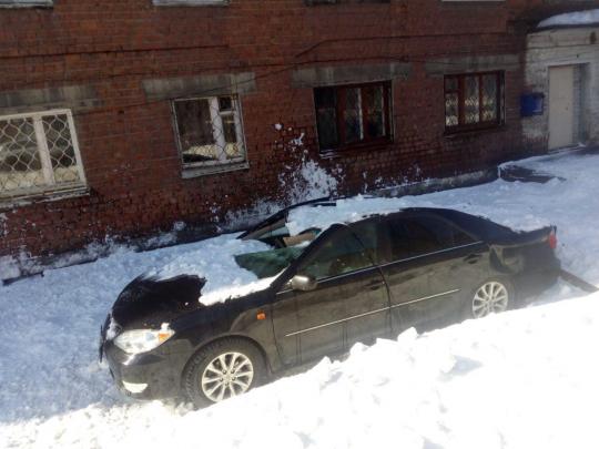 В Иркутске упавший с крыши снег раздавил иномарку