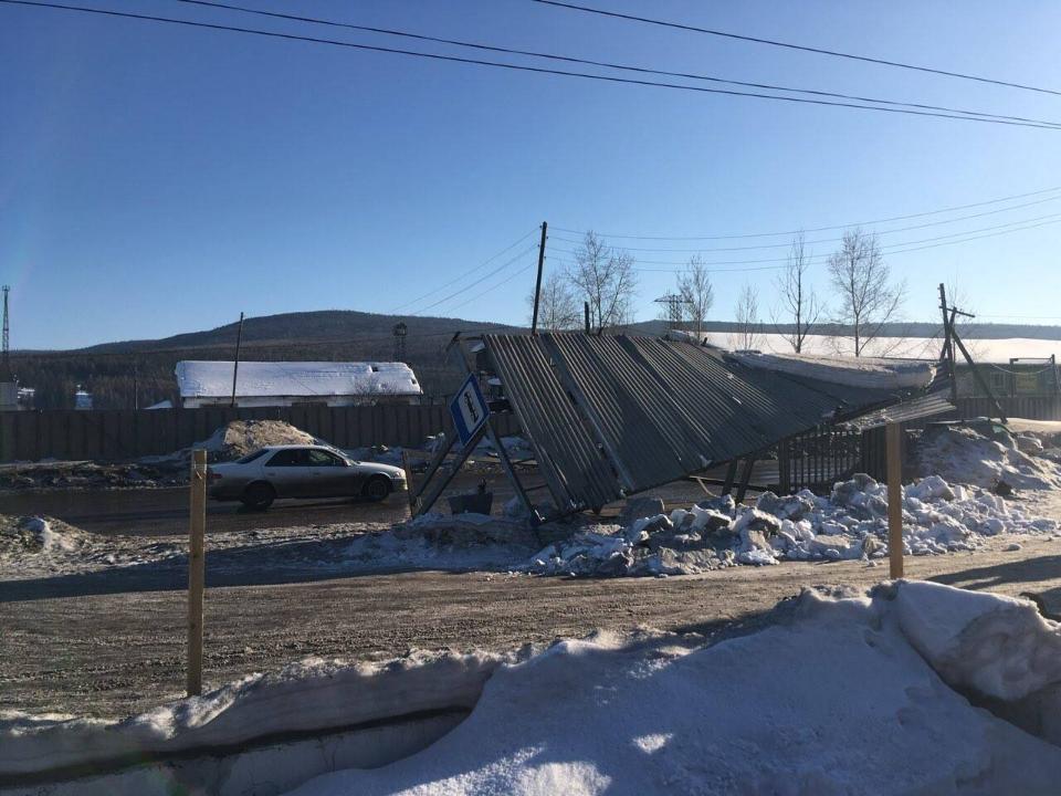 В Усть-Куте остановка рухнула под тяжестью снега