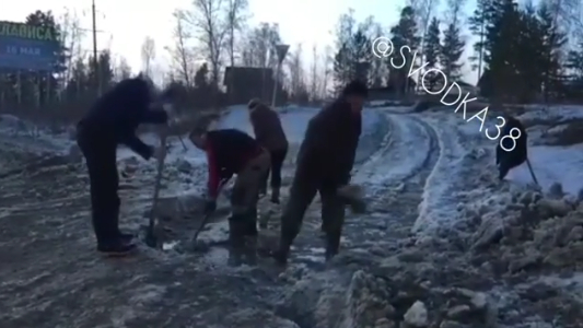 Жителям Березового приходится самим убирать огромные сугробы