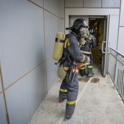 Сотрудники МЧС спасли мужчину из горящей пятиэтажки на улице Добролюбова в Иркутске