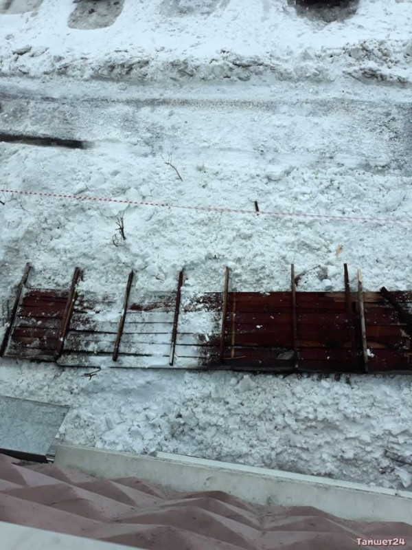 В Бирюсинске с крыши пятиэтажного дома обрушилось несколько тонн снега