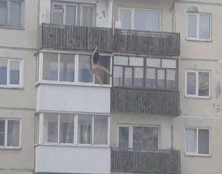 В Шелехове голая девушка карабкалась по балконам, позируя прохожим
