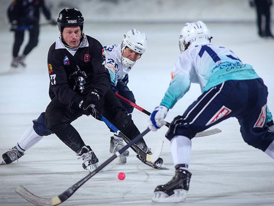 Хоккей с мячом: «Байкал-Энергия» ведёт в счёте после первого тайма ответного матча за третье место