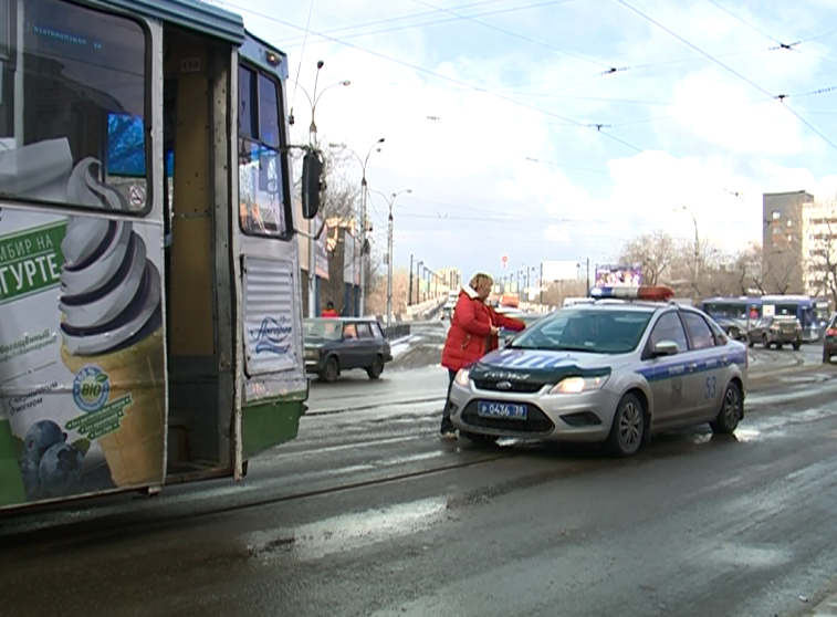 В Иркутске пассажирка трамвая попала под колеса автомобиля при выходе из вагона