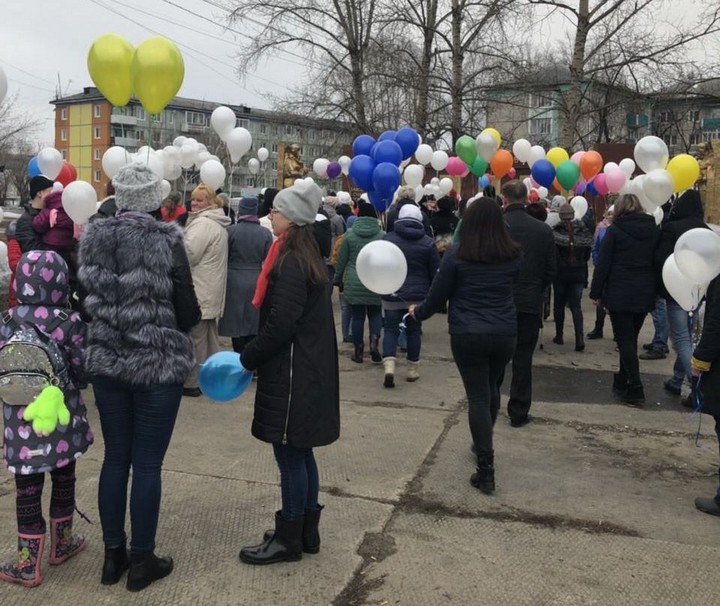 Жители Чуны и Лесогорска запустили шары в память о жертвах пожара в Кемерово